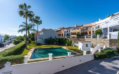 Vista exterior de Casa adosada en venda en Estepona amb Aire condicionat, Terrassa i Piscina