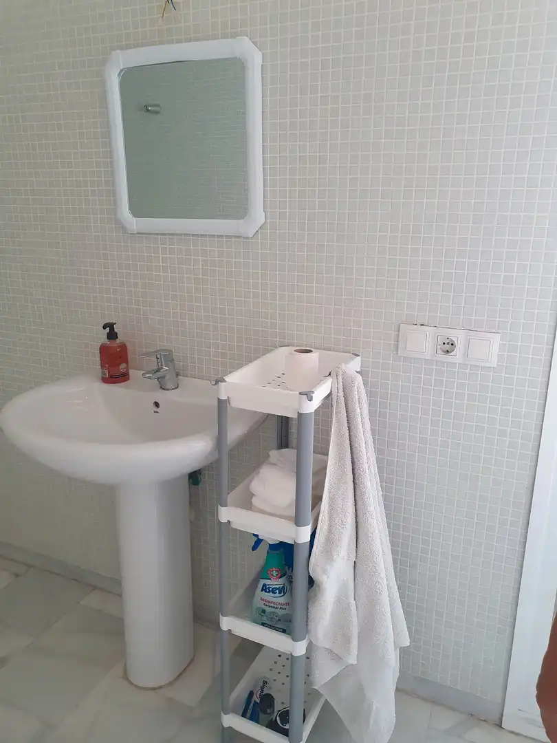 Baño de Casa adosada de alquiler en Roquetas de Mar con Aire acondicionado, Calefacción y Parquet
