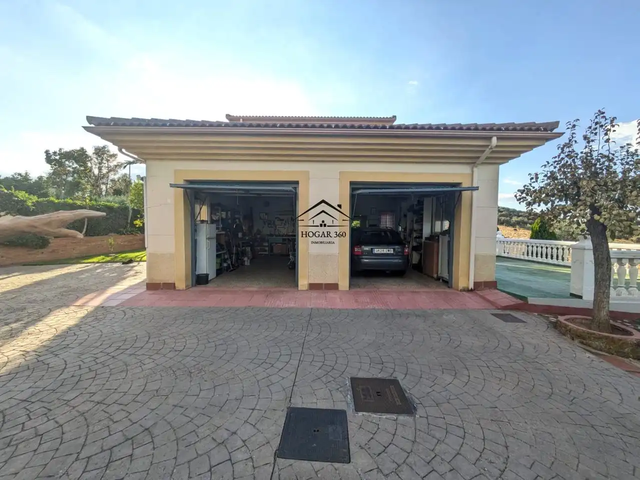 Aparcament de Casa o xalet en venda en Cáceres amb Aire condicionat, Jardí privat i Piscina