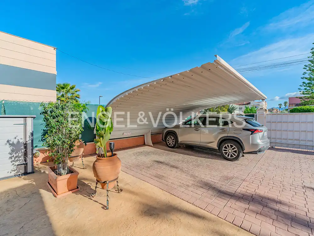 Exterior view of Houses for sale in San Vicente del Raspeig / Sant Vicent del Raspeig  with Air Conditioner, Heating and Private garden