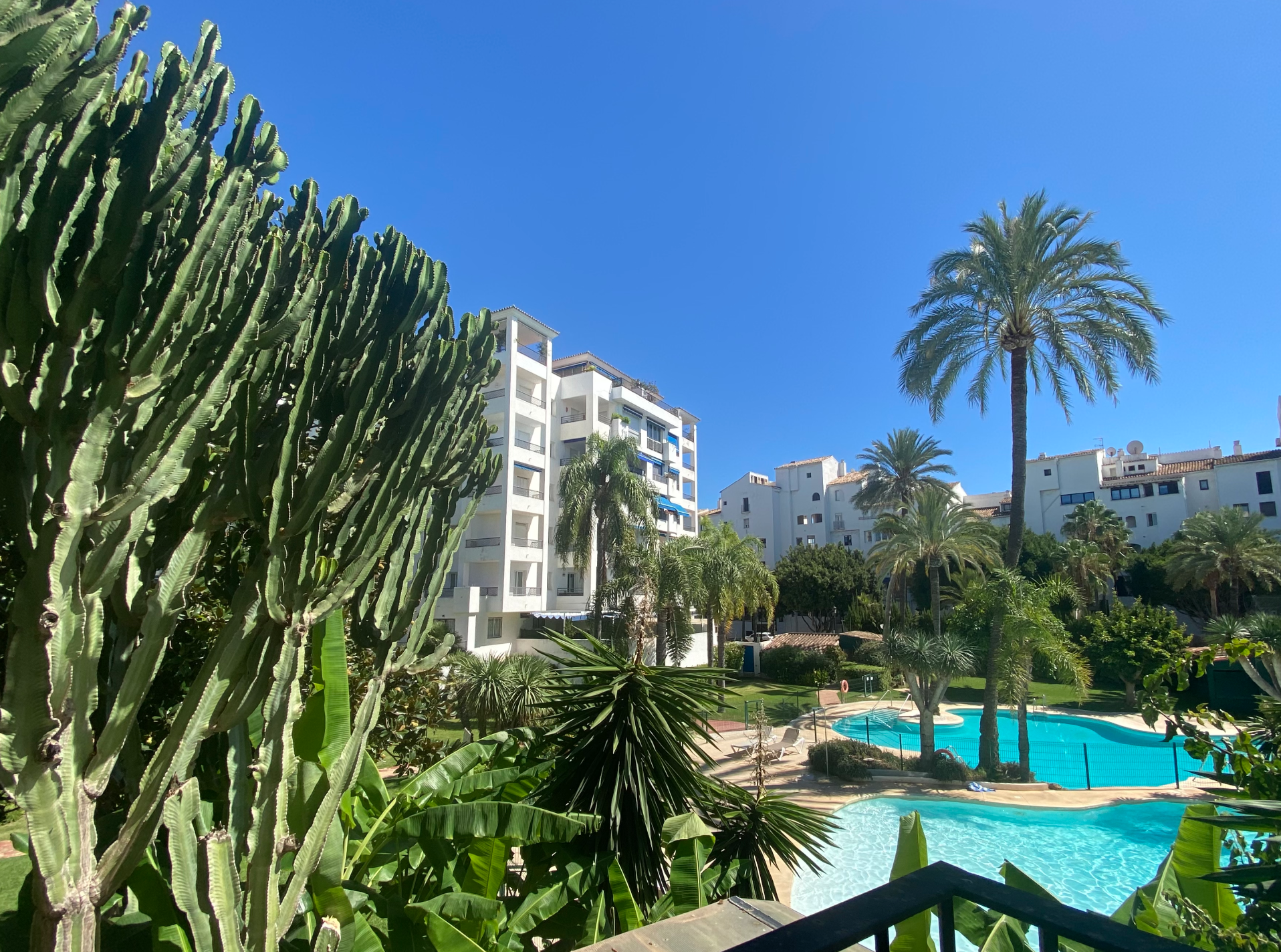 Vista exterior de Apartament de lloguer en Marbella amb Aire condicionat, Terrassa i Piscina