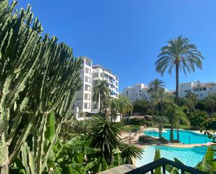 Vista exterior de Apartament de lloguer en Marbella amb Aire condicionat, Terrassa i Piscina