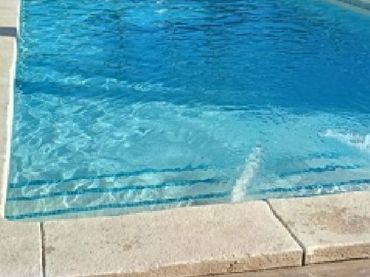 Maison jumelée avec piscine à louer à Alzabares