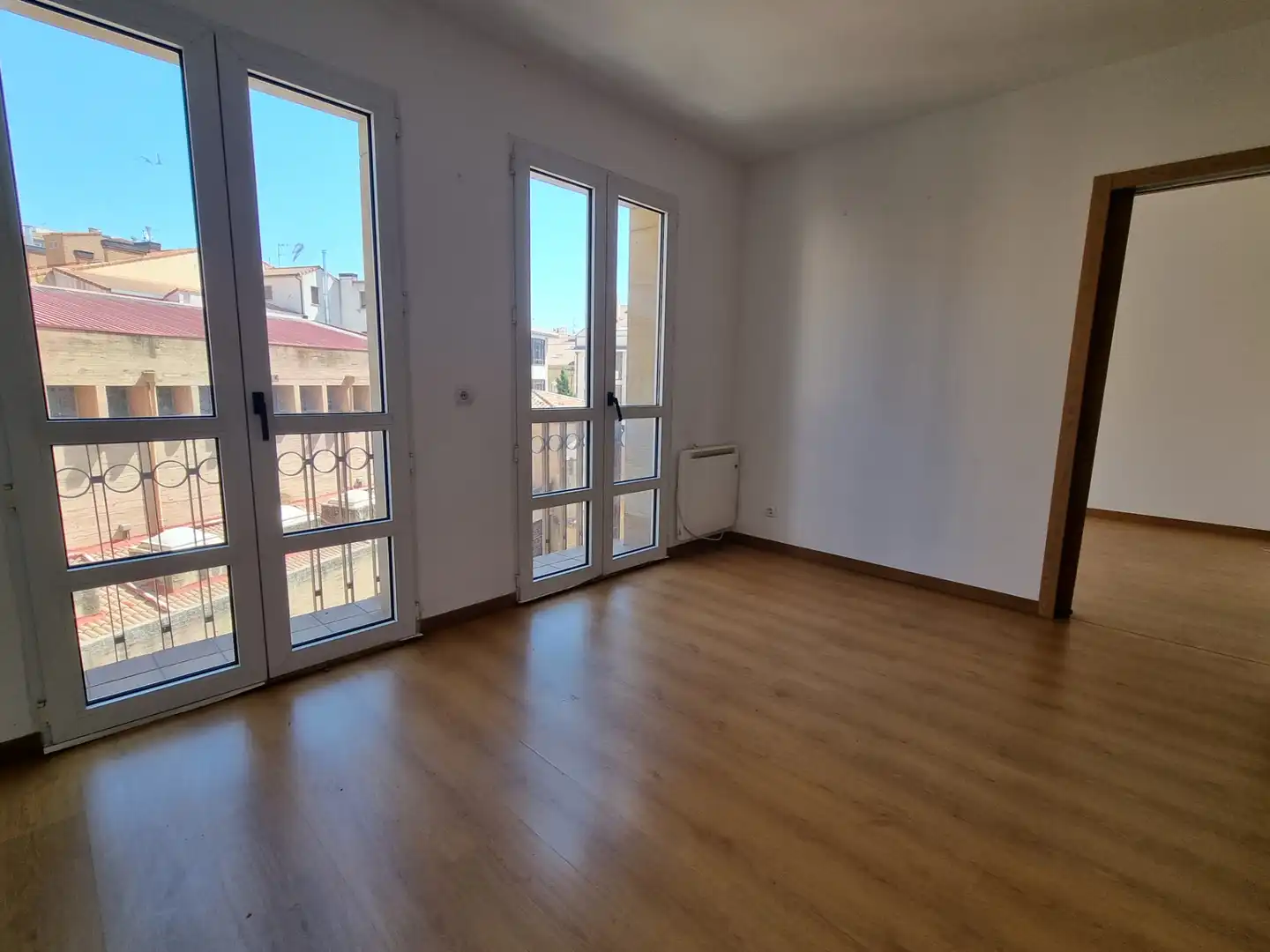 Schlafzimmer von Büro zur Miete in Soria Capital  mit Heizung und Balkon