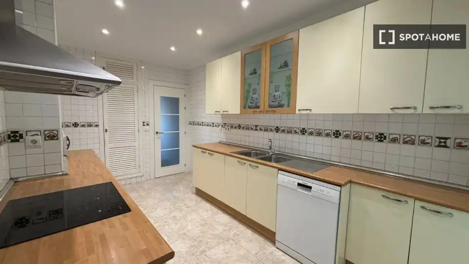 Cocina de Piso para compartir en Madrid con Aire acondicionado, Calefacción y Amueblado