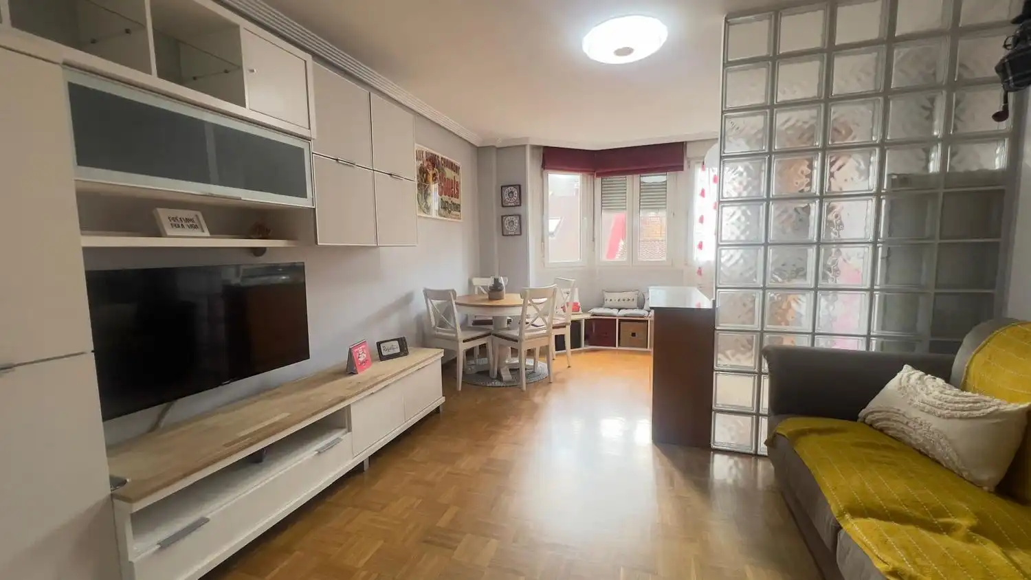 Sala d'estar de Pis en venda en Gijón  amb Calefacció, Traster i Piscina