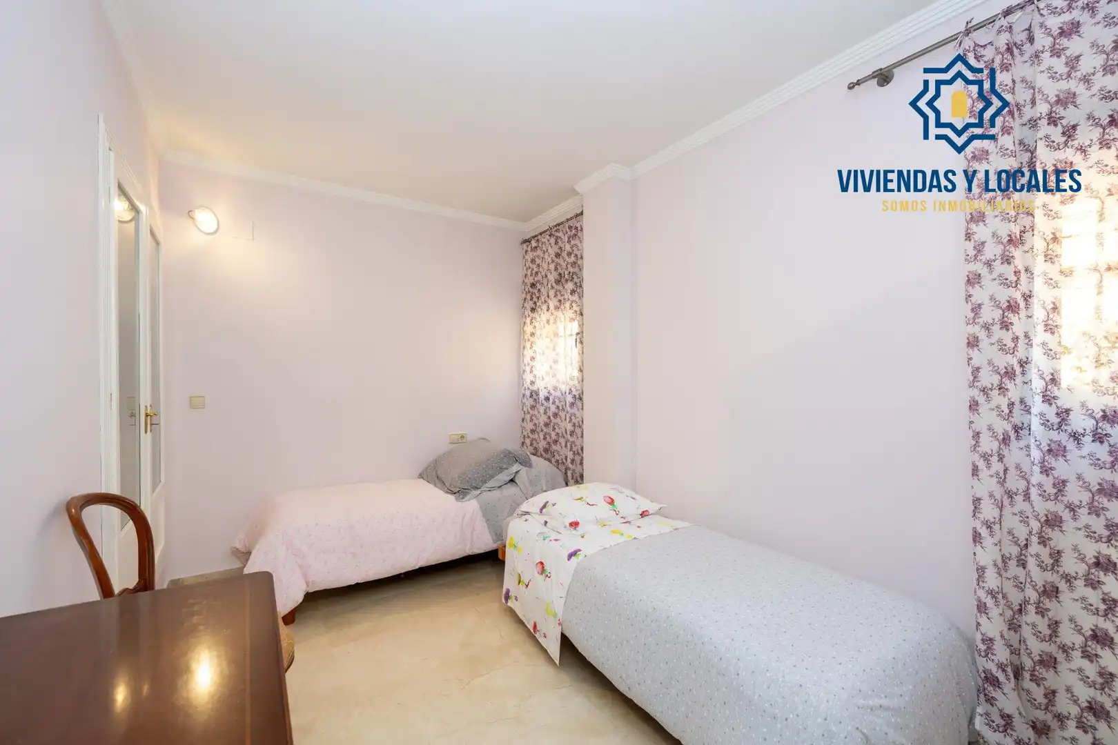 Habitación de Casa adosada en venta en Granada con Aire acondicionado, Calefacción y Jardín privado