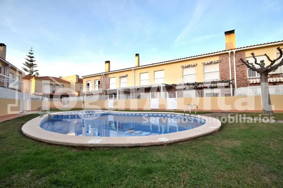 Piscina de Casa adosada en venta en Burriana / Borriana con Jardín privado, Terraza y Piscina comunitaria