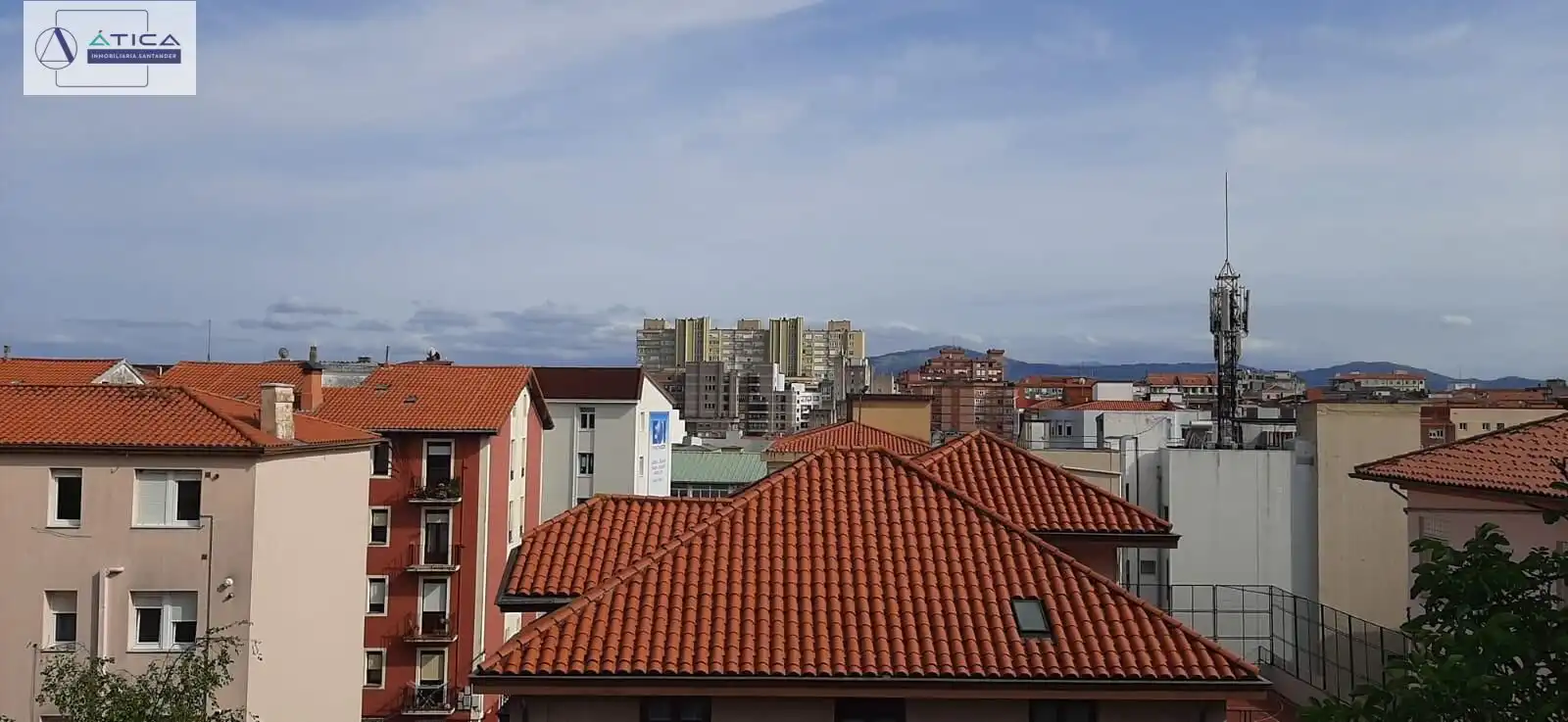 Vista exterior de Casa o xalet en venda en Santander amb Jardí privat, Terrassa i Moblat