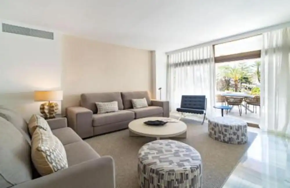 Sala d'estar de Apartament de lloguer en Marbella amb Aire condicionat, Terrassa i Piscina