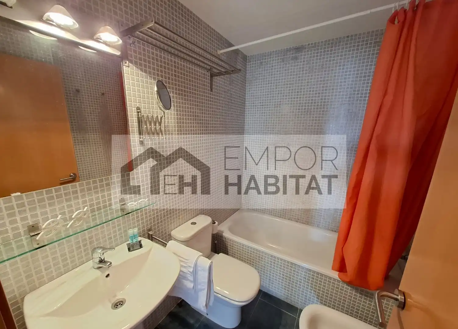 Bathroom of Apartments for sale in Llançà  with Air Conditioner, Terrace and Furnished