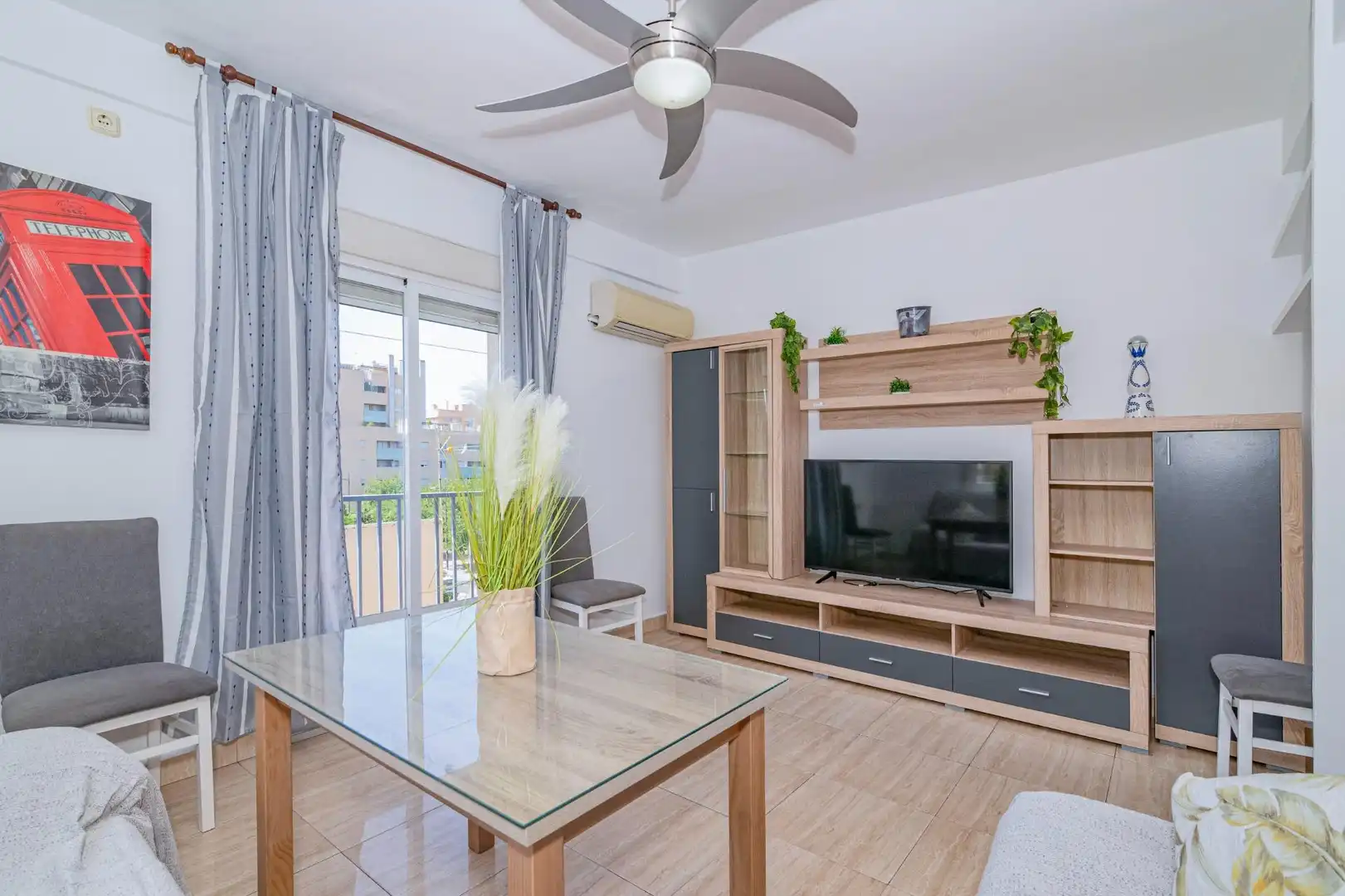 Living room of Flat for sale in Granada  with Air Conditioner, Heating and Terrace