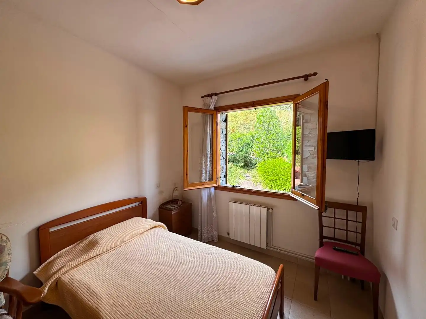 Habitación de Casa adosada en venta en Montseny con Calefacción, Terraza y Balcón