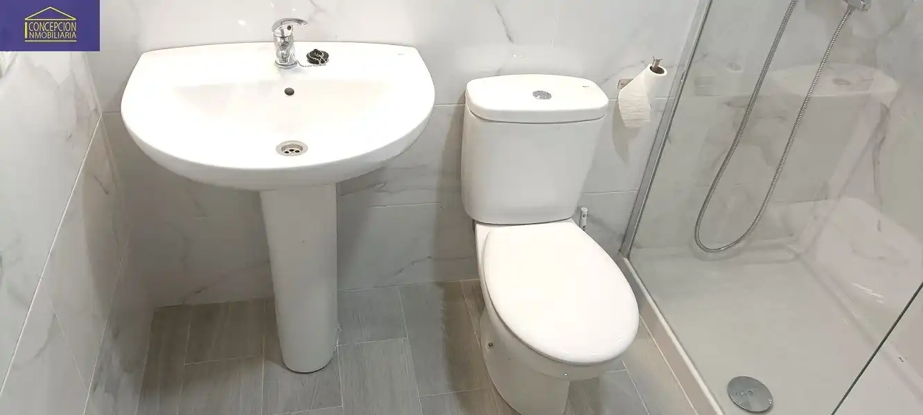 Badezimmer von Wohnung mieten mit Kaufoption in Córdoba mit Klimaanlage, Heizung und Terrasse