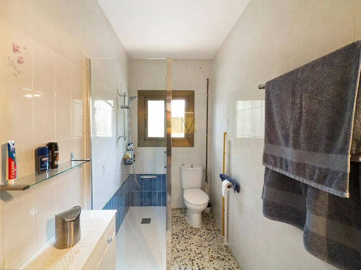 Bany de Casa o xalet en venda en Vilanova i la Geltrú amb Calefacció, Jardí privat i Terrassa