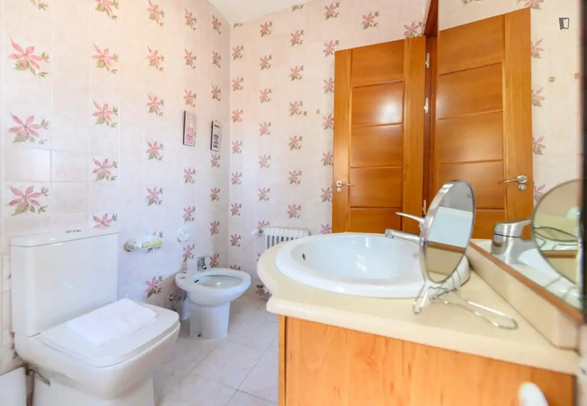 Bany de Apartament de lloguer en Madrid amb Aire condicionat, Moblat i Forn