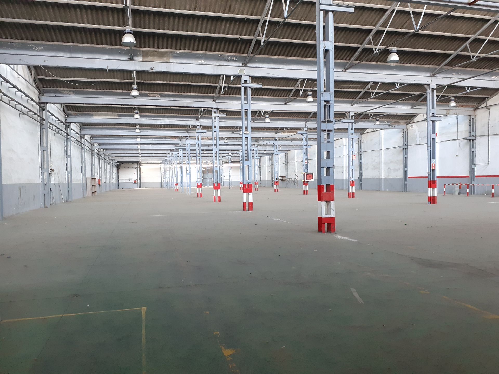 Nau industrial de lloguer a Almeda - El Corte Inglés