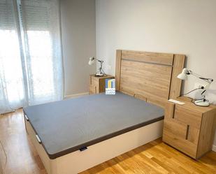Dormitori de Apartament de lloguer en Zamora Capital  amb Calefacció, Parquet i Balcó