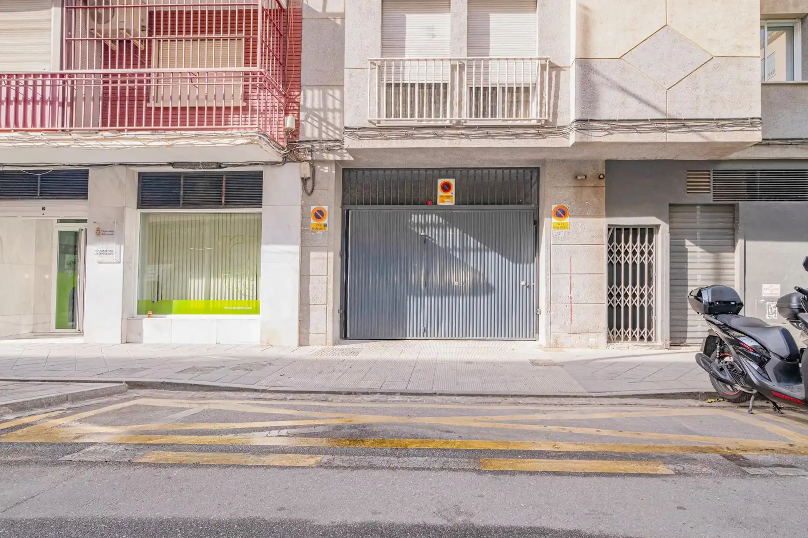 Exterior view of Garage for sale in Granada