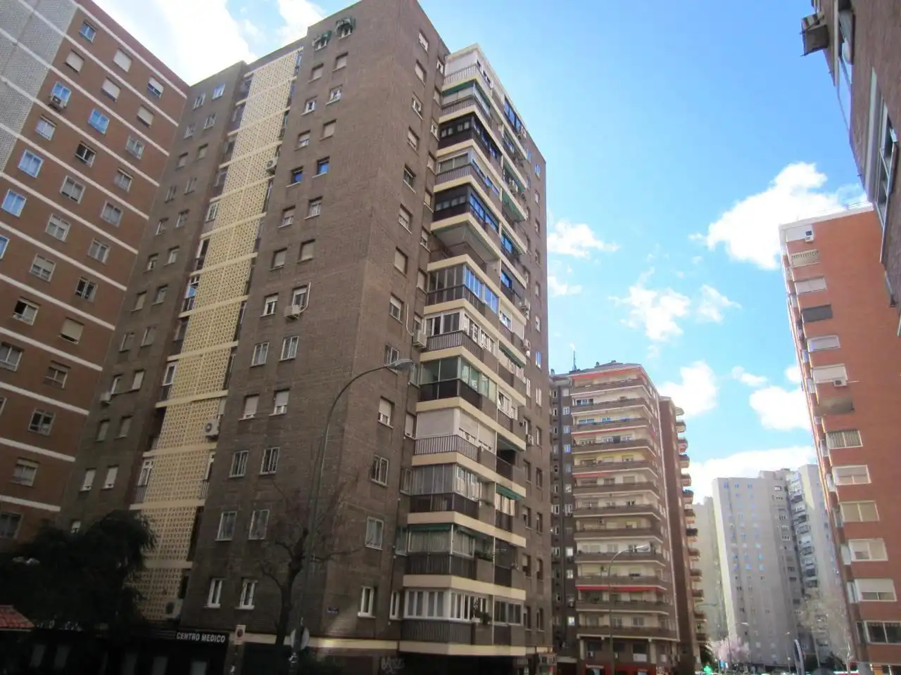 Vista exterior de Piso para compartir en Madrid con Calefacción, Parquet y Amueblado