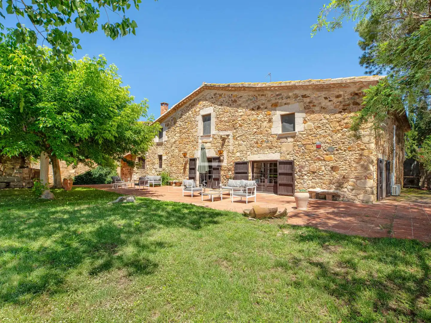 Casa rústica amb piscina en venda a Llagostera