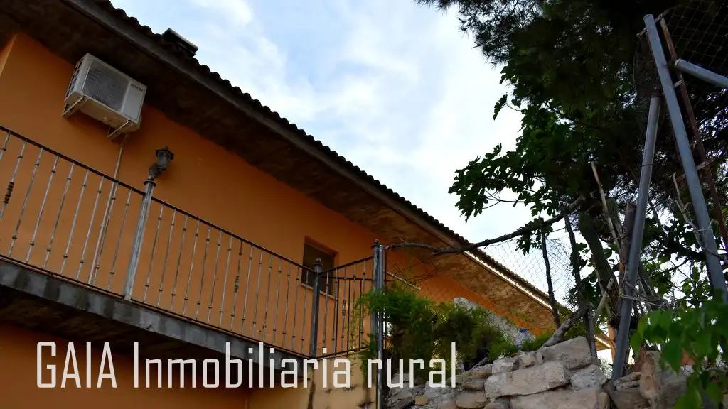 Außenansicht von Einfamilien-Reihenhaus zum Verkauf in Caspe