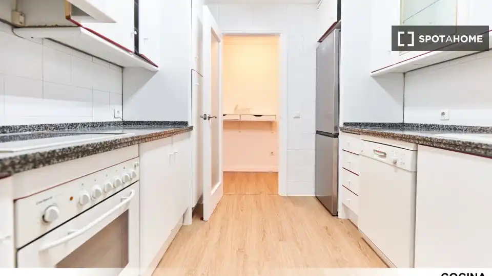 Cuina de Pis de lloguer en Sevilla amb Aire condicionat, Calefacció i Moblat