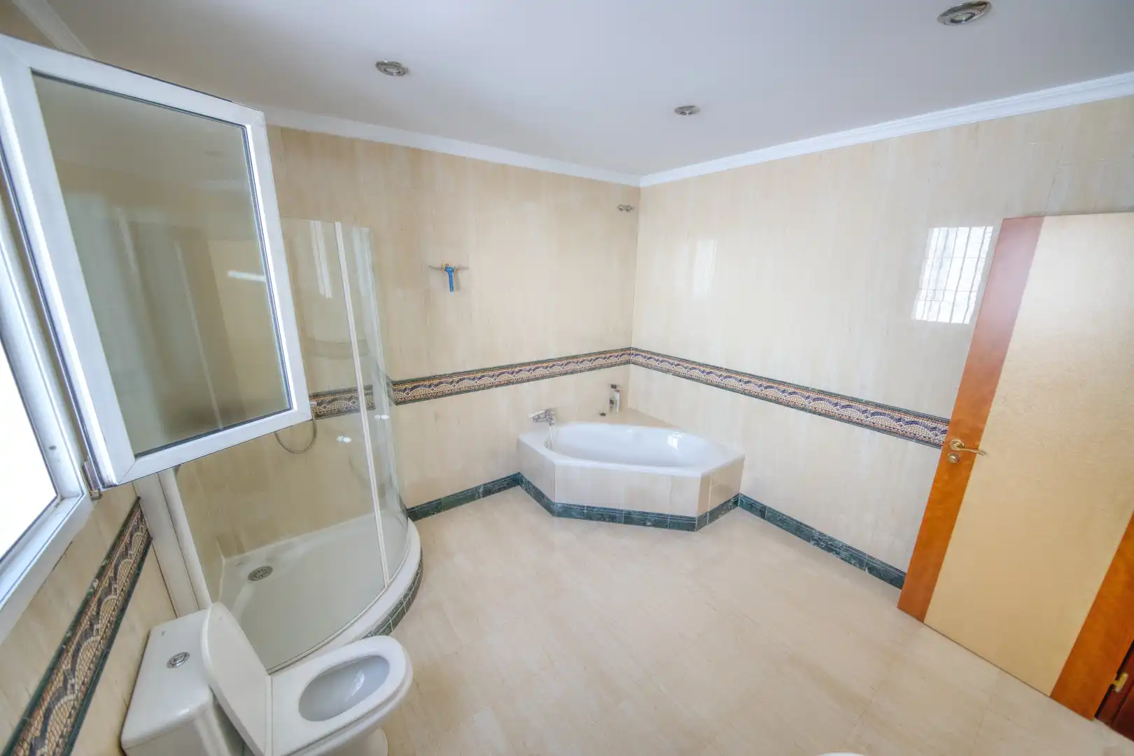 Bathroom of Houses for sale in Benalmádena  with Air Conditioner, Private garden and Parquet flooring