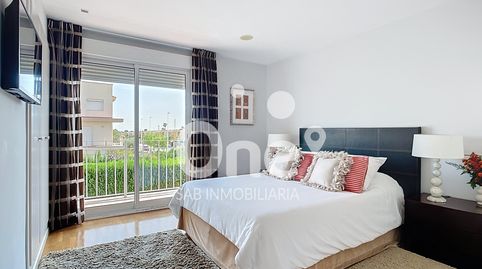 Foto 3 de Casa adosada de alquiler en Avenida Ocho de Abril, San Antonio de Benagéber, Valencia