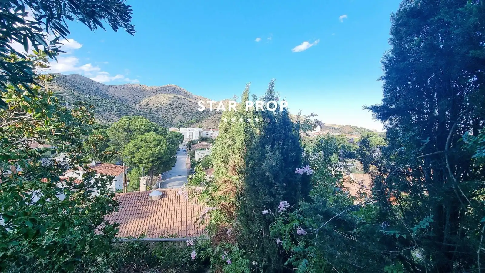 Vista exterior de Àtic en venda en Colera amb Jardí privat, Terrassa i Traster