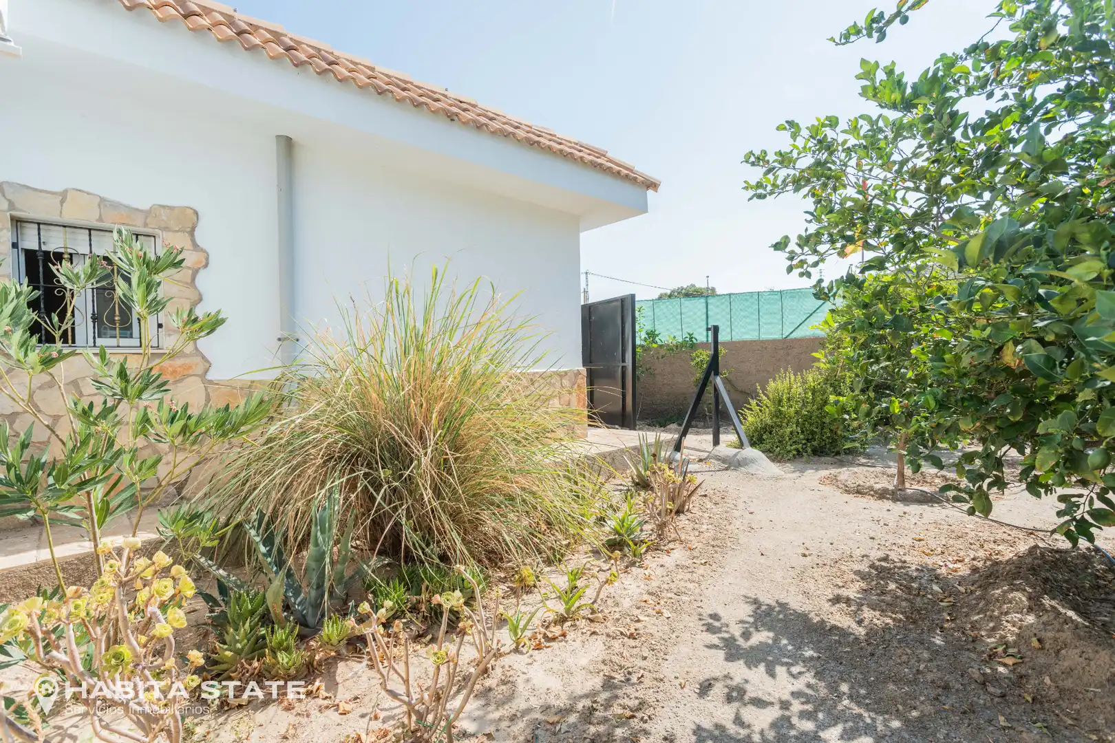 Vista exterior de Casa o xalet en venda en Gádor amb Aire condicionat, Jardí privat i Piscina