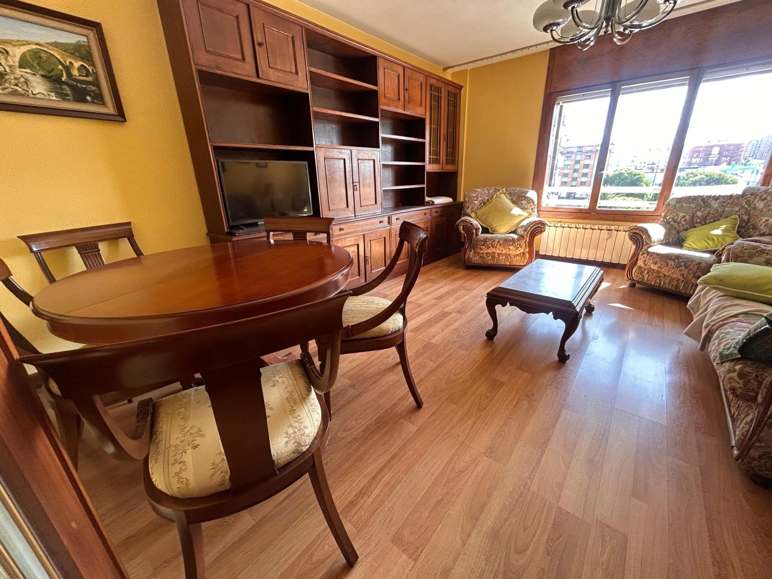 Sala d'estar de Pis de lloguer en Gijón  amb Calefacció i Moblat