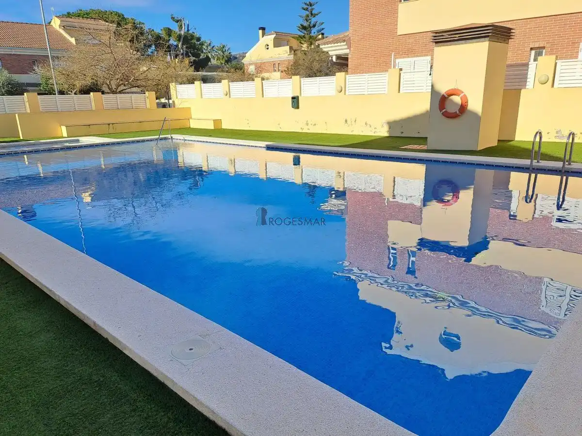 Schwimmbecken von Einfamilien-Reihenhaus zum Verkauf in Benicasim / Benicàssim mit Privatgarten, Terrasse und Balkon