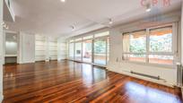 Sala d'estar de Pis de lloguer en La Moraleja amb Aire condicionat, Calefacció i Parquet