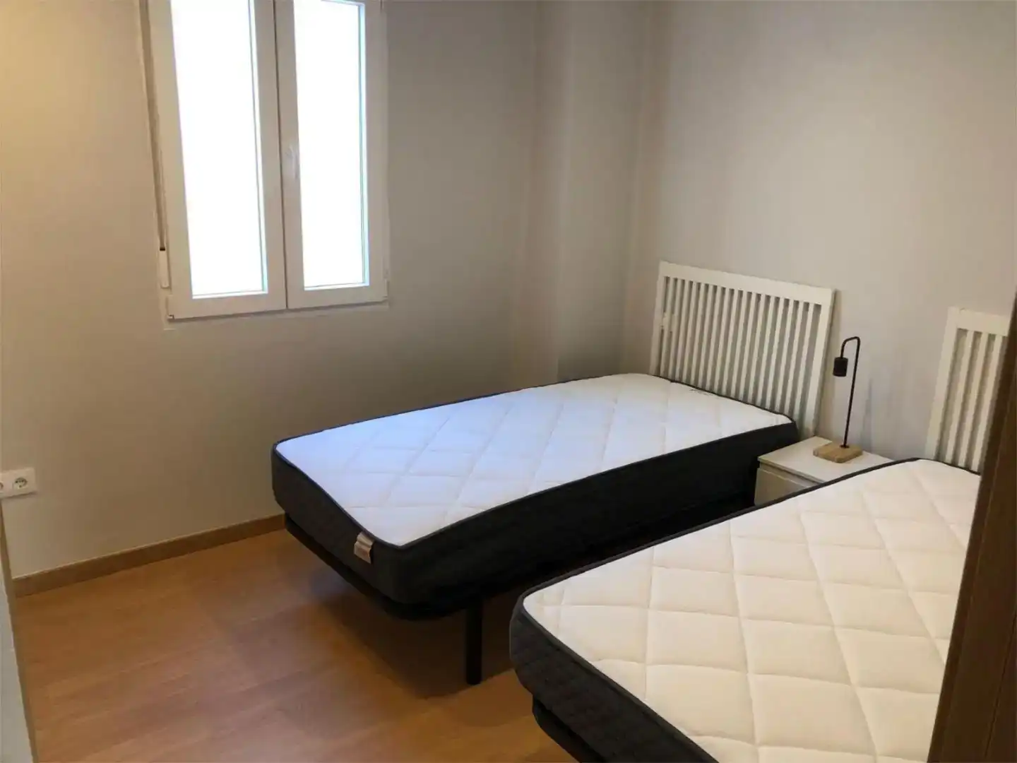 Schlafzimmer von Dachboden zur Miete in  Madrid Capital mit Balkon