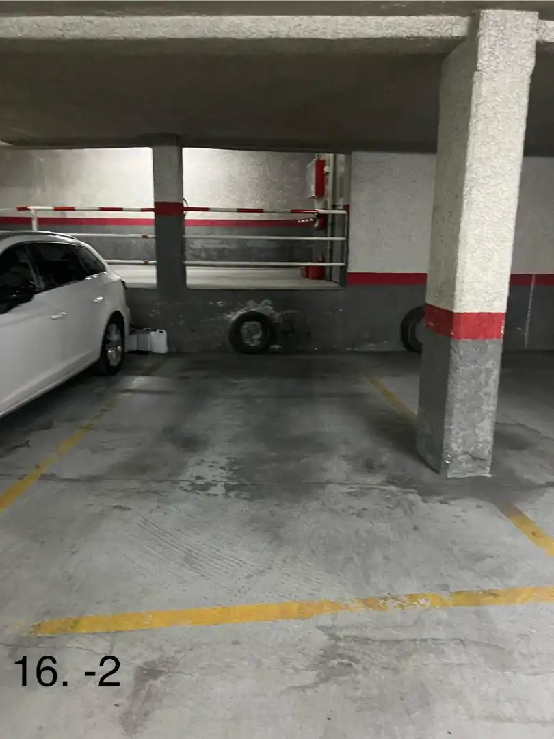 Parkplatz von Garage zum Verkauf in Nava