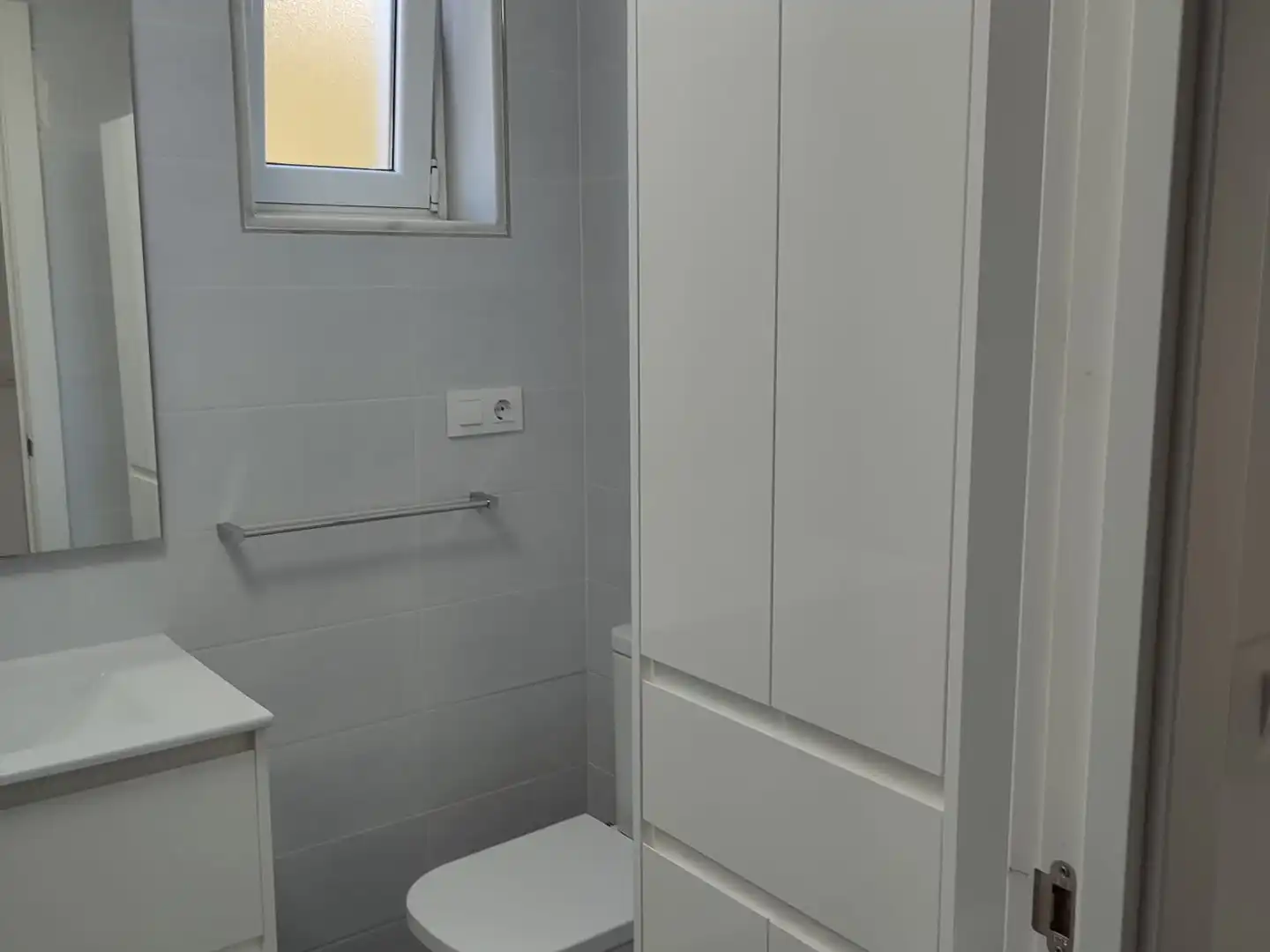 Badezimmer von Wohnung zur Miete in Santiago de Compostela  mit Heizung, Abstellraum und Ofen