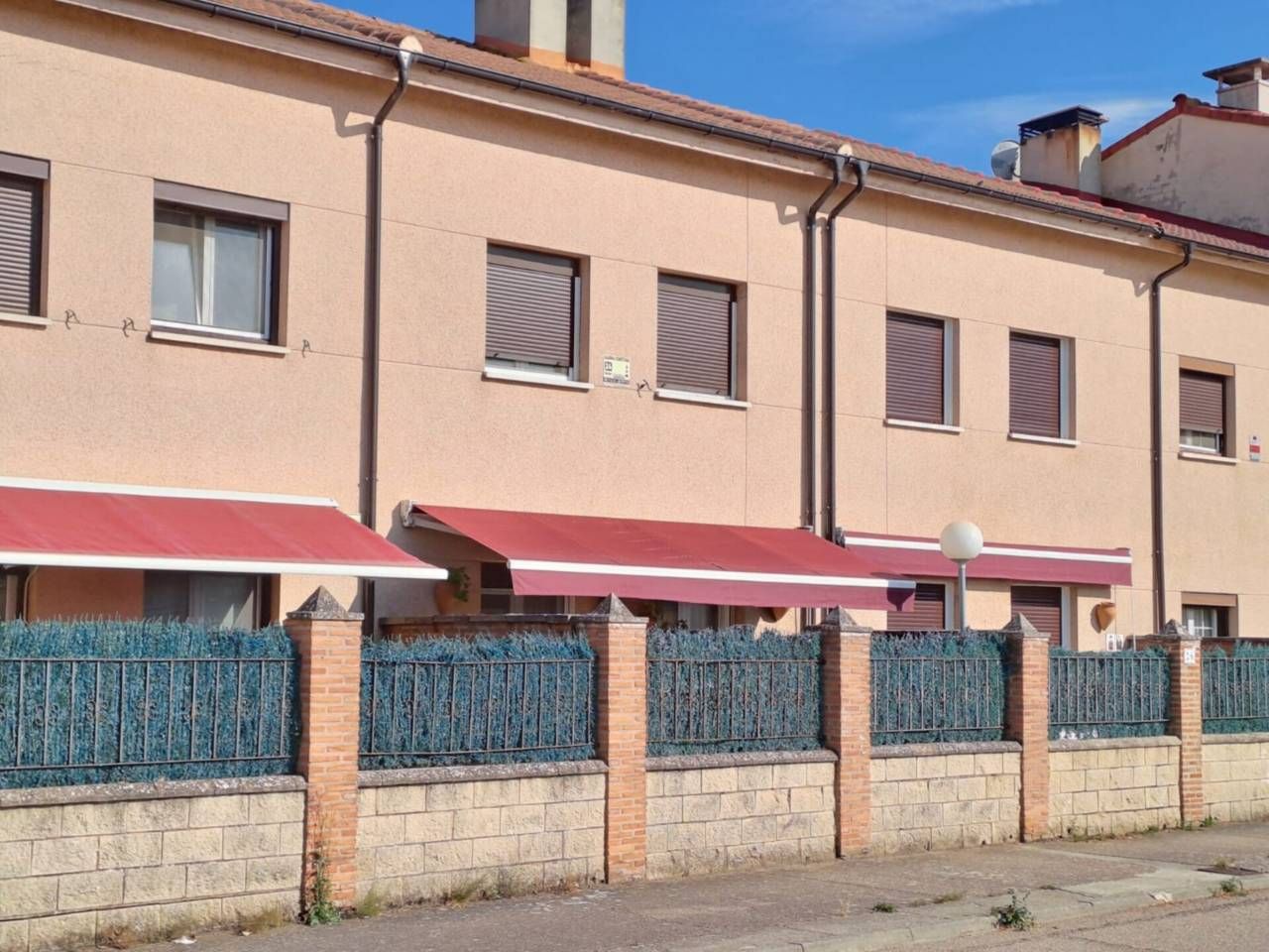Vista exterior de Casa adosada en venda en Merindad de Río Ubierna amb Calefacció, Jardí privat i Parquet
