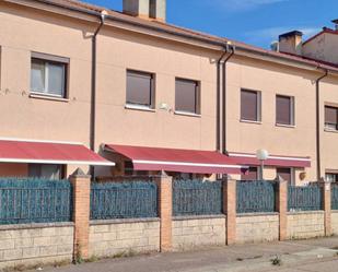 Vista exterior de Casa adosada en venda en Merindad de Río Ubierna amb Calefacció, Jardí privat i Parquet