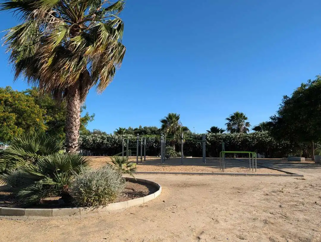 Parking de Casa adosada de alquiler en La Línea de la Concepción con Aire acondicionado, Calefacción y Jardín privado