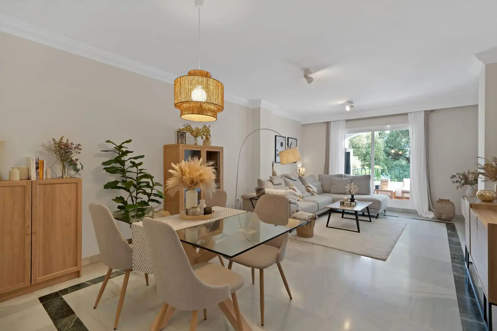 Menjador de Apartament en venda en Marbella amb Aire condicionat, Calefacció i Jardí privat