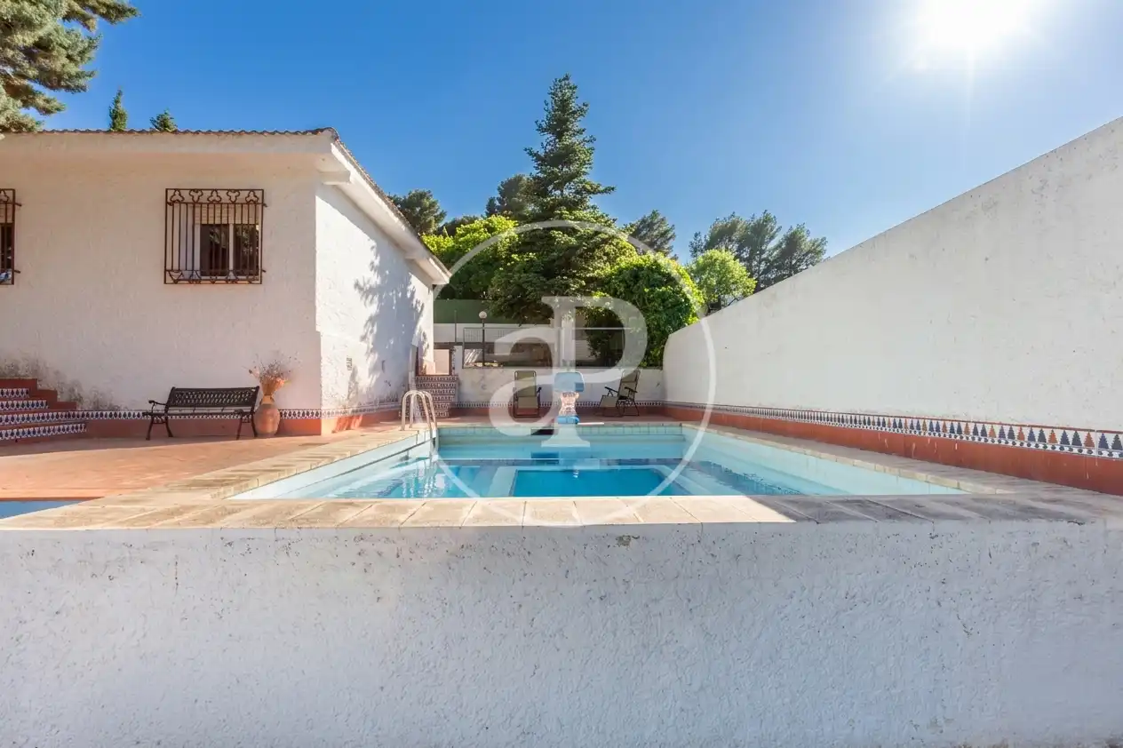Piscina de Casa o xalet en venda en Chiva amb Aire condicionat, Calefacció i Jardí privat