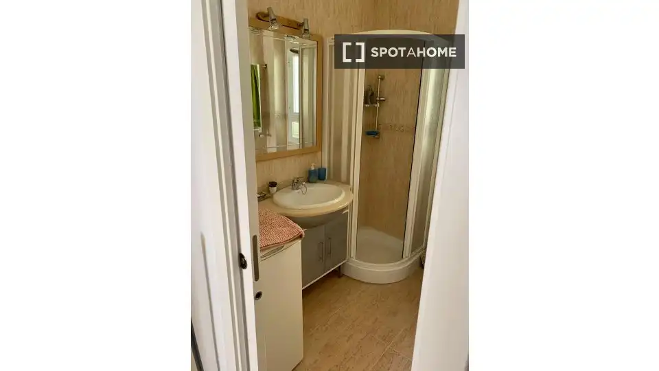 Bathroom of Flat for share in Madrid  with Air Conditioner, Heating and Terrace