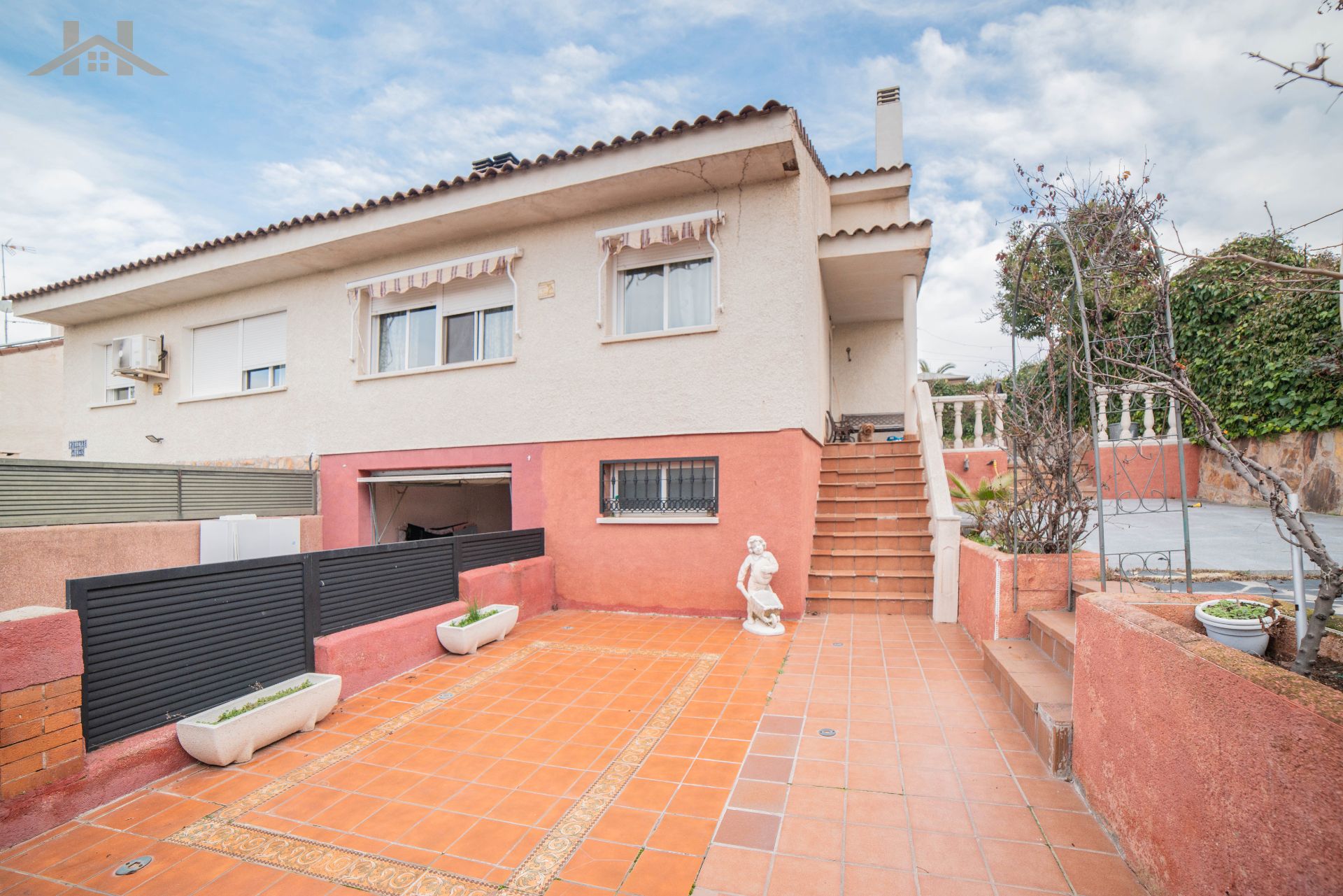 Vista exterior de Casa adosada en venda en Batres amb Calefacció, Jardí privat i Traster