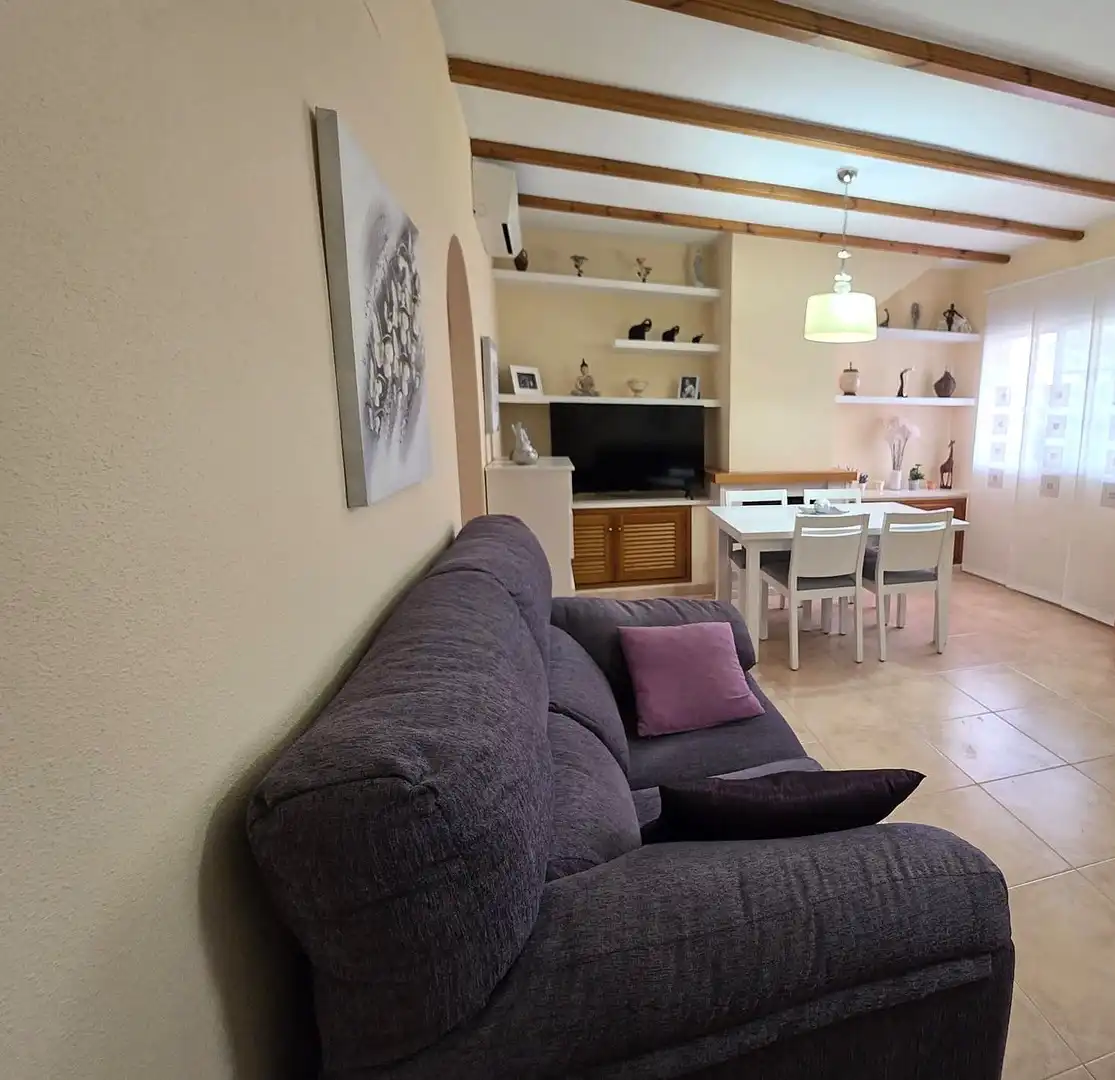 Wohnzimmer von Einfamilien-Reihenhaus zum Verkauf in Santa Pola mit Klimaanlage, Terrasse und Möbliert