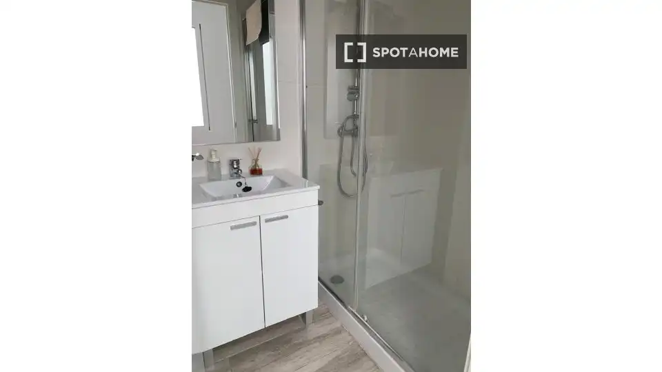 Bathroom of Apartments for share in Valencia  with Air Conditioner, Terrace and Furnished