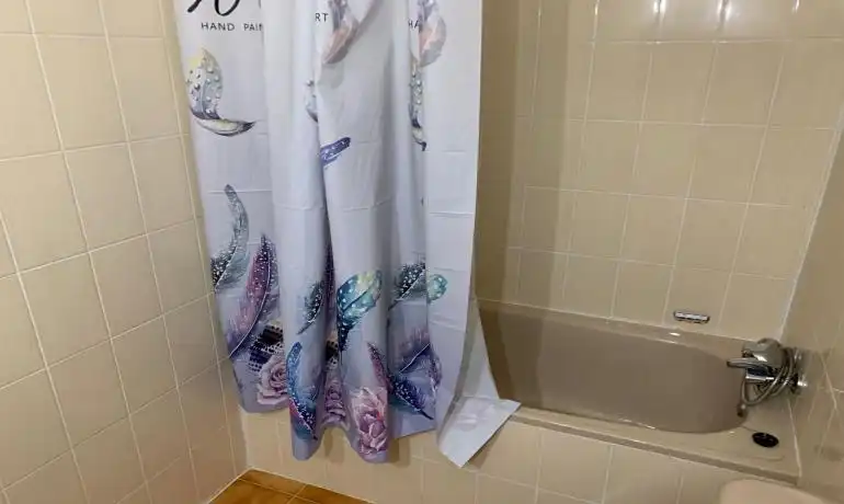 Badezimmer von Erdgeschoss zum Verkauf in Roses mit Privatgarten, Möbliert und Gemeinschaftspool