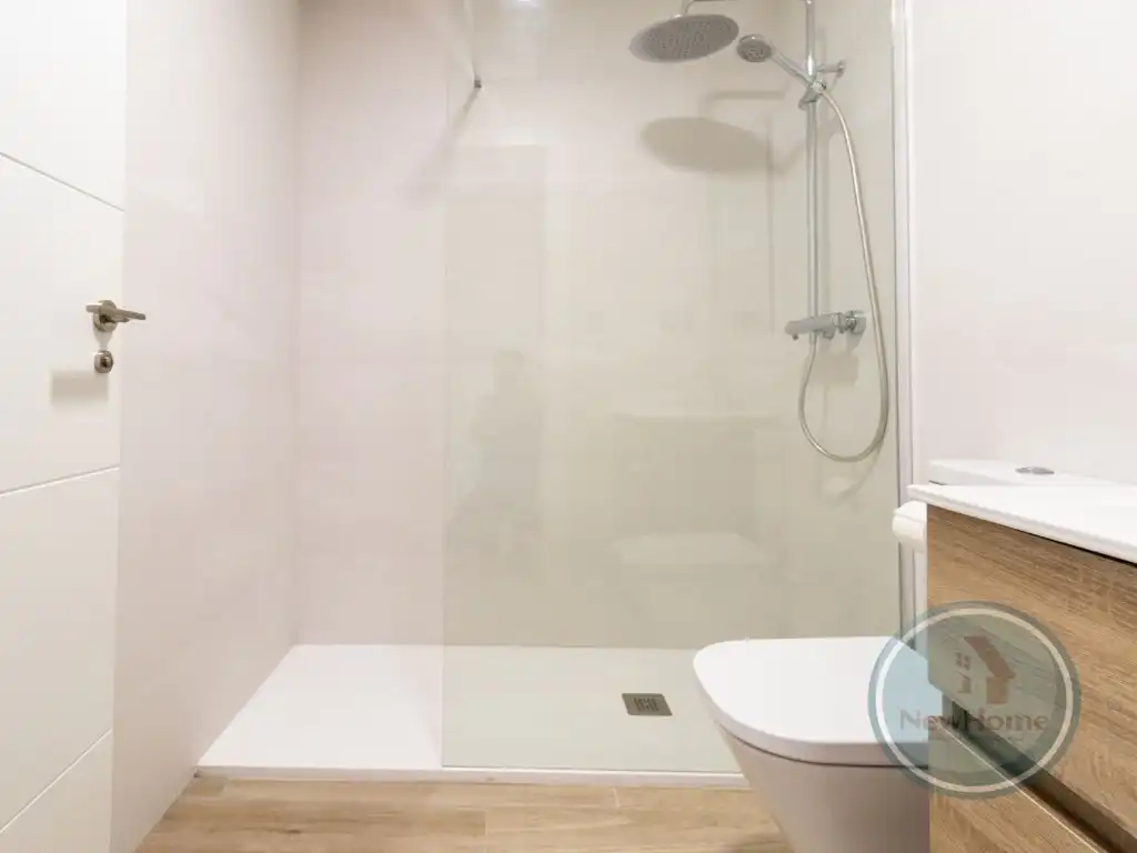 Baño de Piso de alquiler en Elche / Elx con Aire acondicionado, Terraza y Piscina comunitaria
