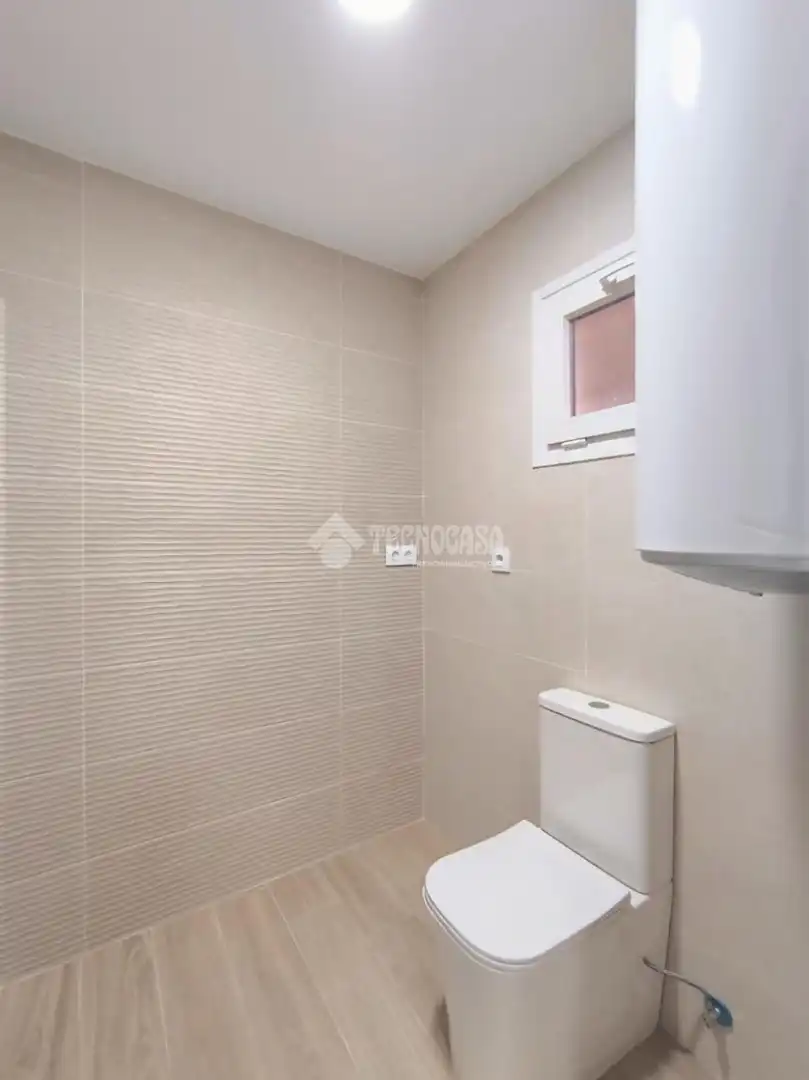 Bathroom of Flat for sale in Alcalá de Henares  with Air Conditioner