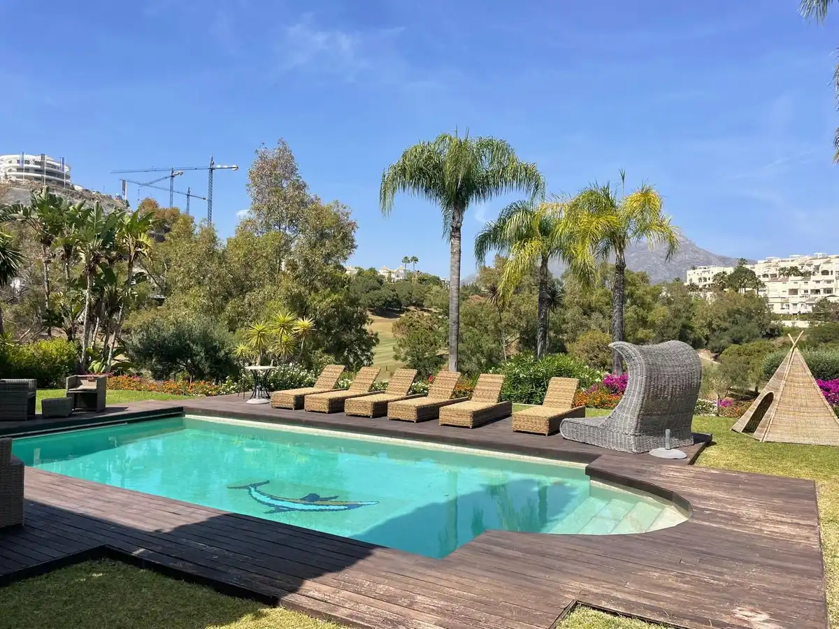 Schwimmbecken von Haus oder Chalet zur Miete in Benahavís mit Klimaanlage, Heizung und Privatgarten
